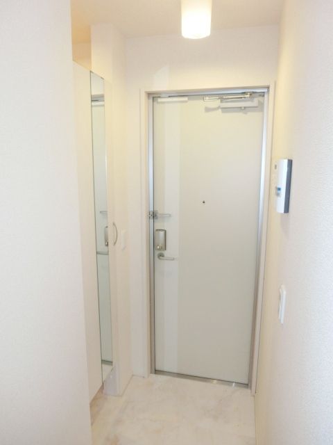 玄関　玄関にはトールタイプのシューズボックス。