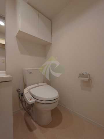 トイレ　※参考写真　同タイプ（間取り）の909号室の写真となります。