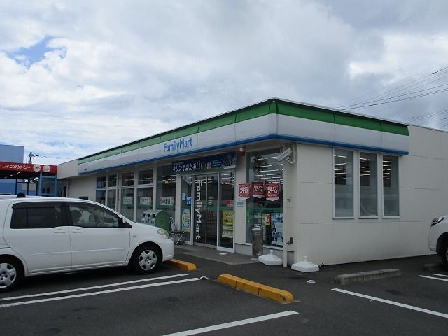 コンビニ　ファミリーマート宮崎港前店（コンビニ）まで300m