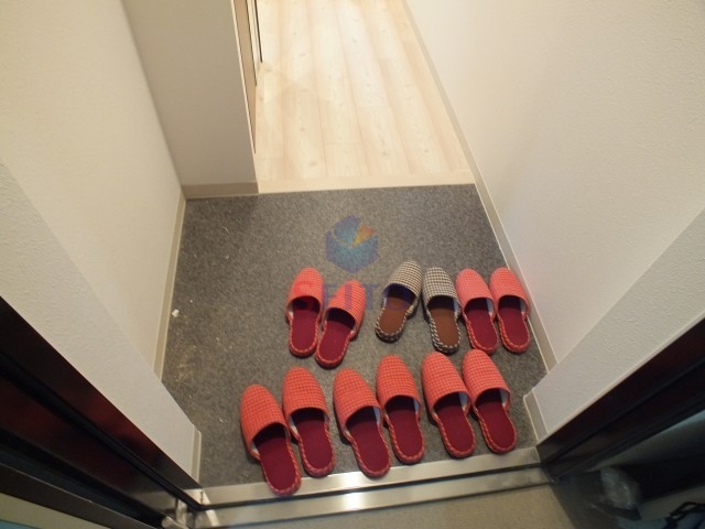 玄関　玄関サイドに靴箱あります