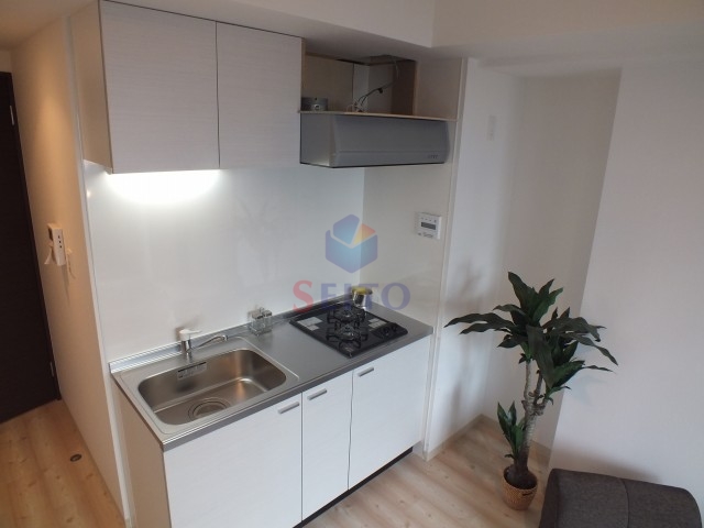 キッチン　ガスコンロ横に冷蔵庫設置可能