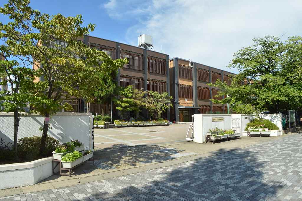 中学校　京都市立中京中学校（中学校）まで1104m