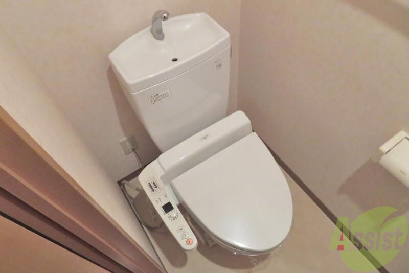 トイレ　トイレは温水洗浄付きで程よい広さもグッド。
