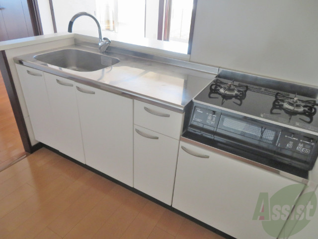 キッチン　調理スペースも確保してありますね。お料理が楽しくなりそう。