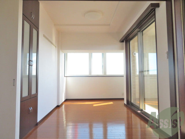 その他部屋・スペース　７帖の洋室です。広々として、きれいですね。