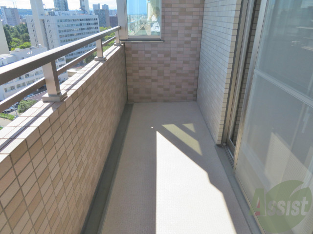 バルコニー　バルコニーは幅があり、広い印象を受けました。