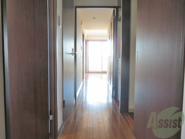 玄関　廊下の様子です。幅も狭くなく、利用しやすいですよ。