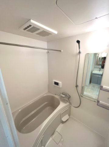 バス・シャワールーム　広々とした浴室も好評です♪同物件内301号室の写真になります