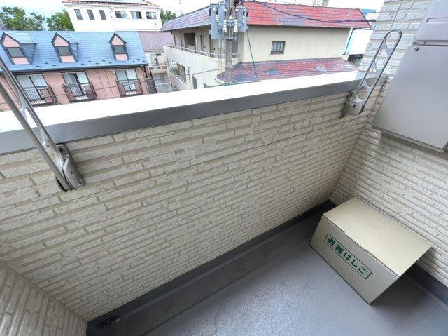 バルコニー　外に洗濯物もしっかりと干せます♪同物件内301号室の写真にな