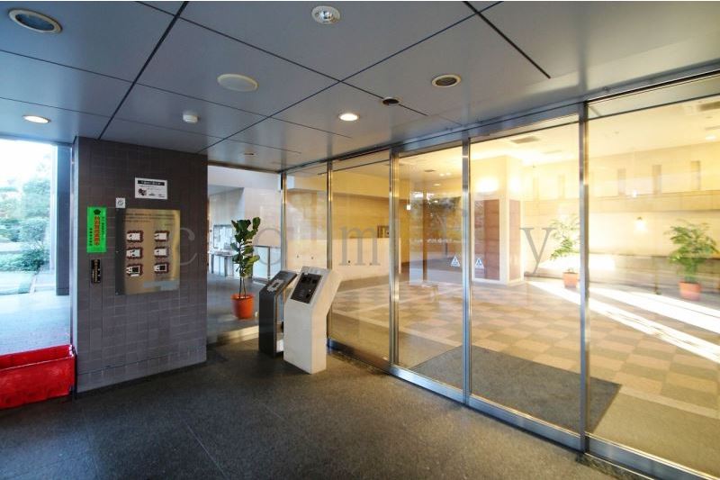 エントランス　オートロック付きエントランス