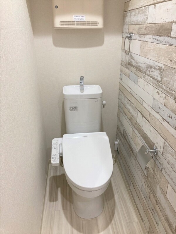 トイレ　温水洗浄便座付きのトイレです♪