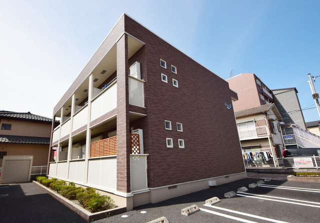 建物外観　★程よい緑に囲まれた、居心地の良い物件です★