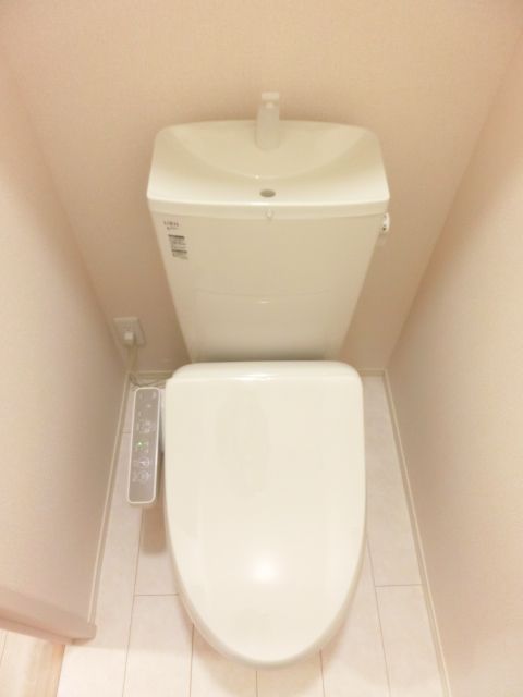 トイレ　温水洗浄便座付きのトイレです