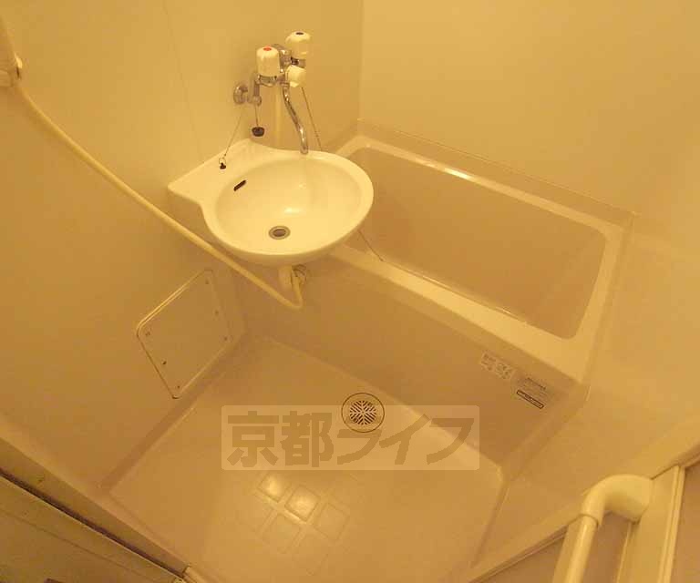 バス・シャワールーム　清潔感あるバスルーム