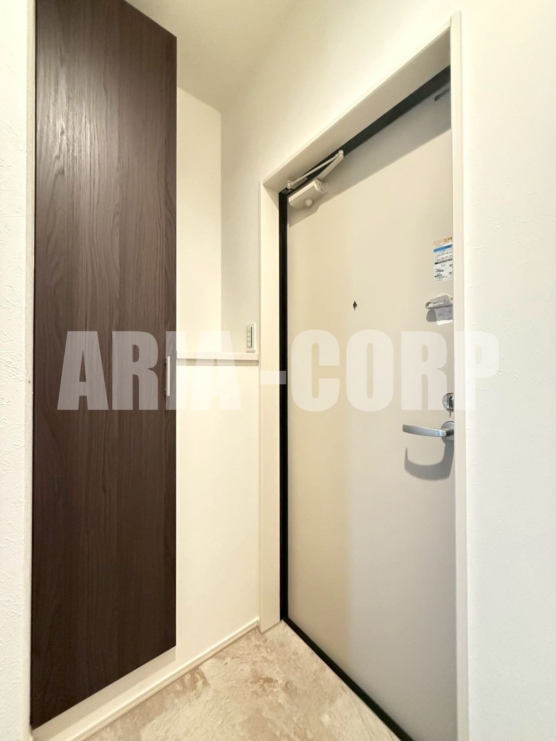 玄関　（同仕様）シューズボックスも完備しております！