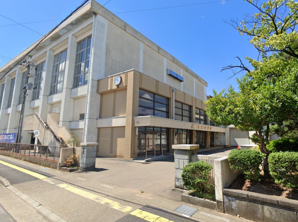 小学校　福井市立啓蒙小学校（小学校）まで558m