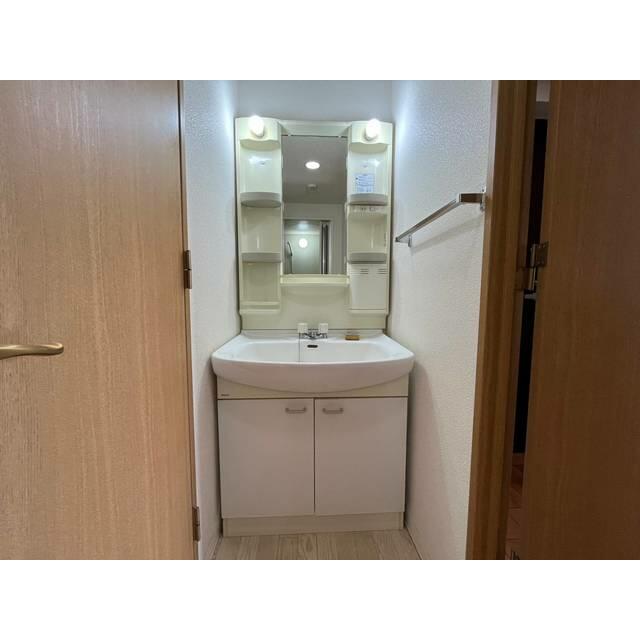 洗面設備　洗面独立で朝の準備もバッチリ