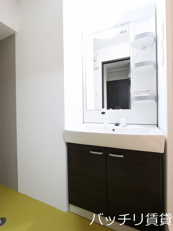 洗面設備　別号室タイプの為、現状を優先します