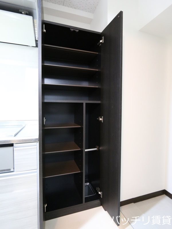 玄関　別号室タイプの為、現状を優先します