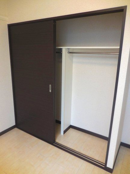 収納　収納２間でポール付きでコートなどもらくらく収納できます。