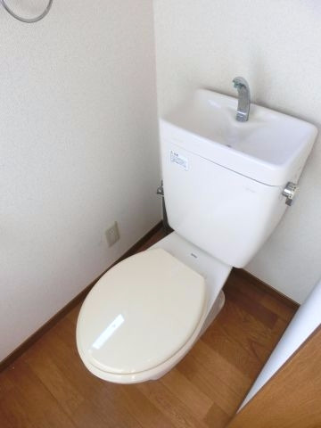 トイレ　※同タイプの別の部屋の写真です。