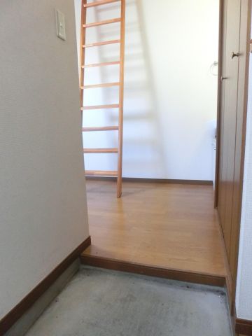 玄関　※同タイプの別の部屋の写真です。