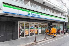 コンビニ　ファミリーマート 西麻布霞町店（コンビニ）まで630m