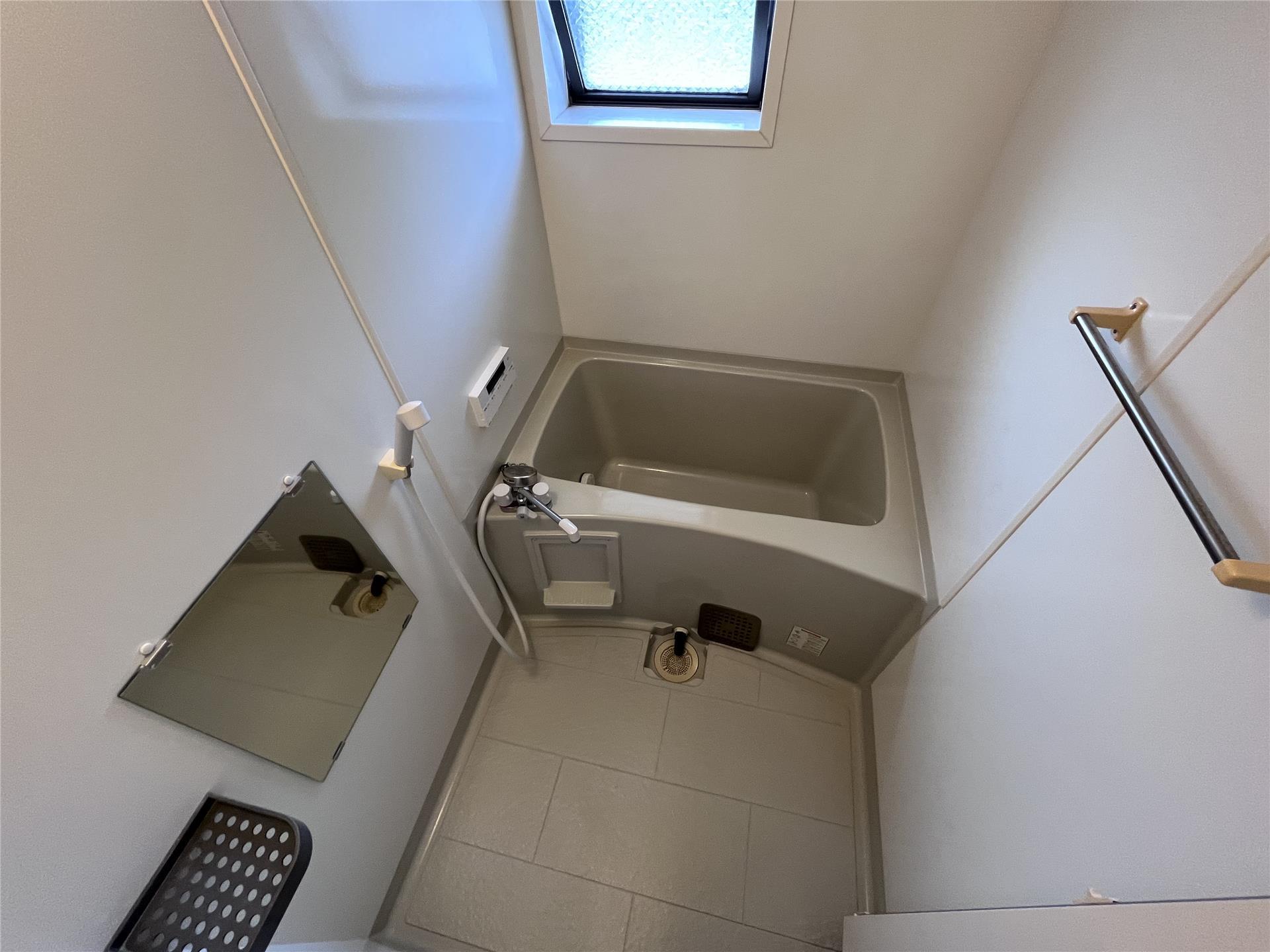 バス・シャワールーム　窓付きで通気性の良いバスルーム♪