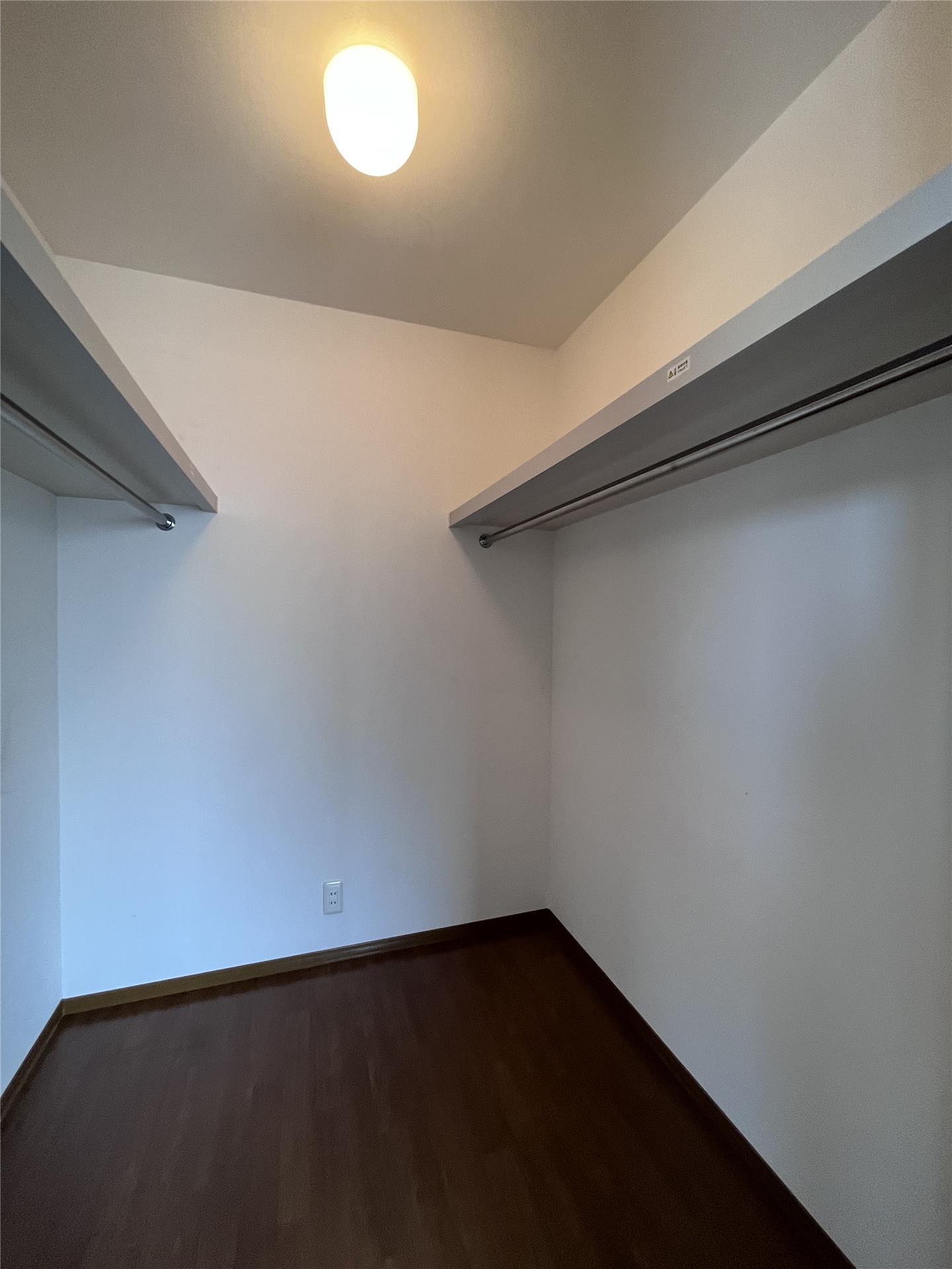 収納　たっぷりと収納できるウォークインクローゼット♪