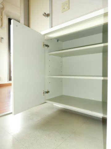 収納　玄関にシューズボックス。 （※参考写真）