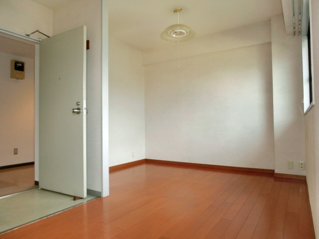 居室・リビング　東向きの明るい居住スペース。 （※参考写真）