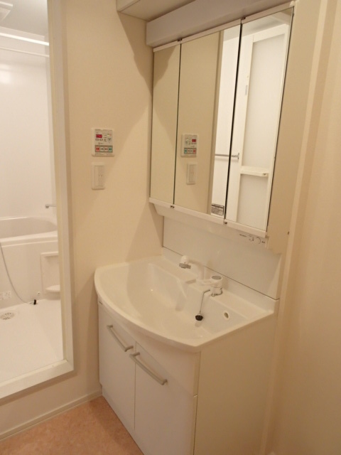 洗面設備　朝のスタイリングに便利な独立洗面台