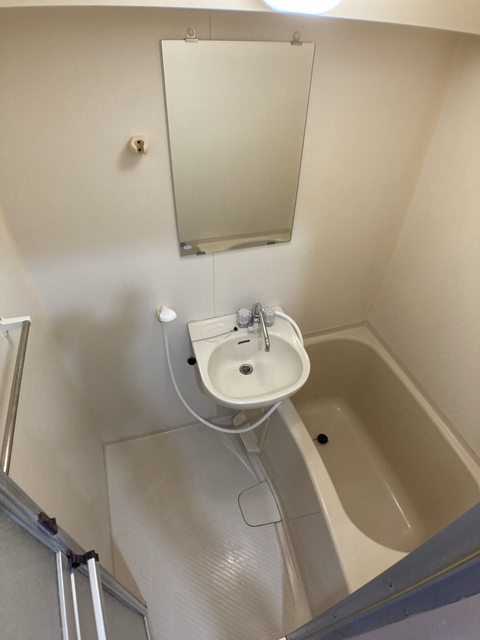 バス・シャワールーム　※補修前の参考画像の為、設備等は現況優先。