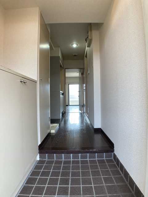 玄関　※補修前の参考画像の為、設備等は現況優先。