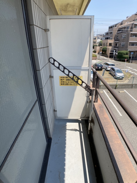 バルコニー　※補修前の参考画像の為、設備等は現況優先。