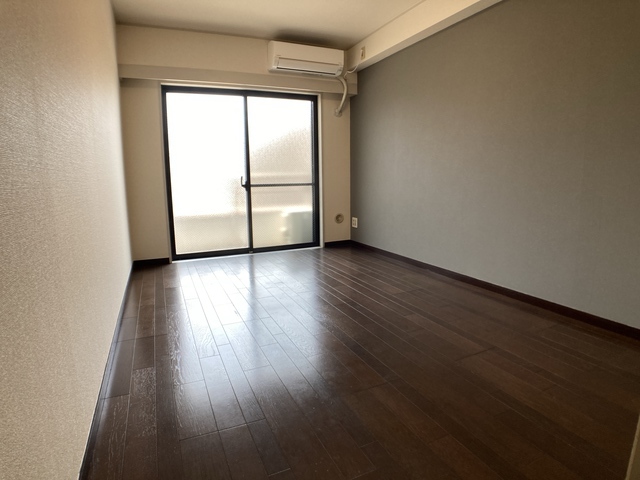 居室・リビング　※補修前の参考画像の為、設備等は現況優先。