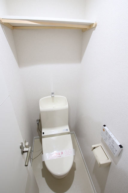 トイレ　★快適な洗浄機能付便座・上部には便利なストック棚★