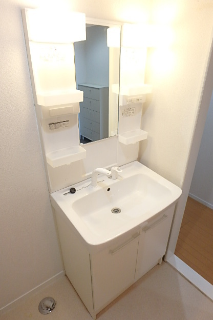 洗面設備　★朝の身支度に便利なシャワー付洗面化粧台★
