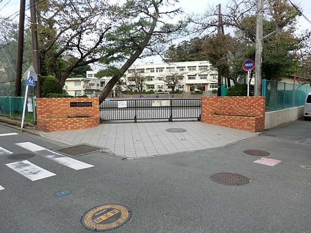 小学校　横浜市立釜利谷小学校（小学校）まで750m