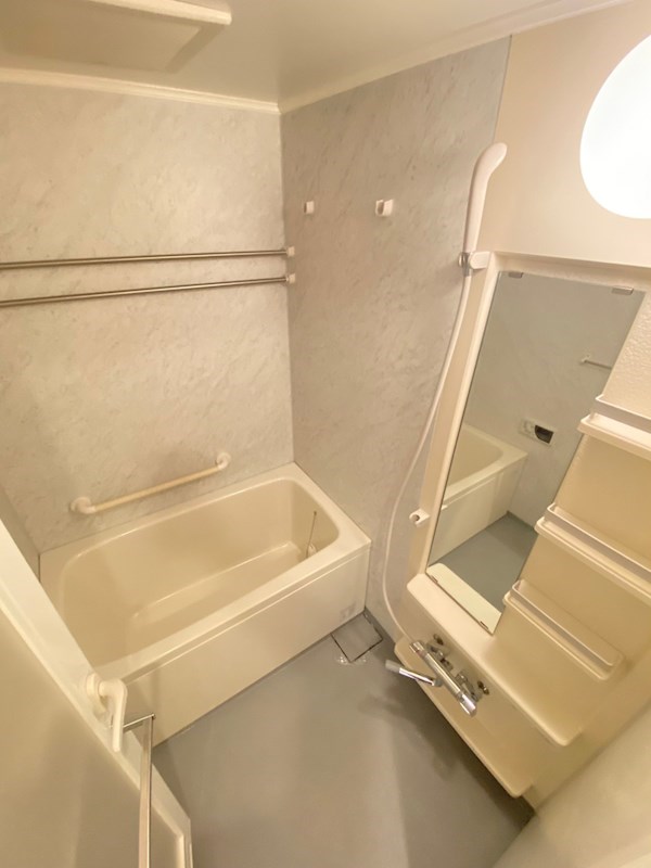 バス・シャワールーム　落ち着いた空間のお風呂です