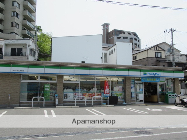 コンビニ　ファミリーマート（コンビニ）まで922m