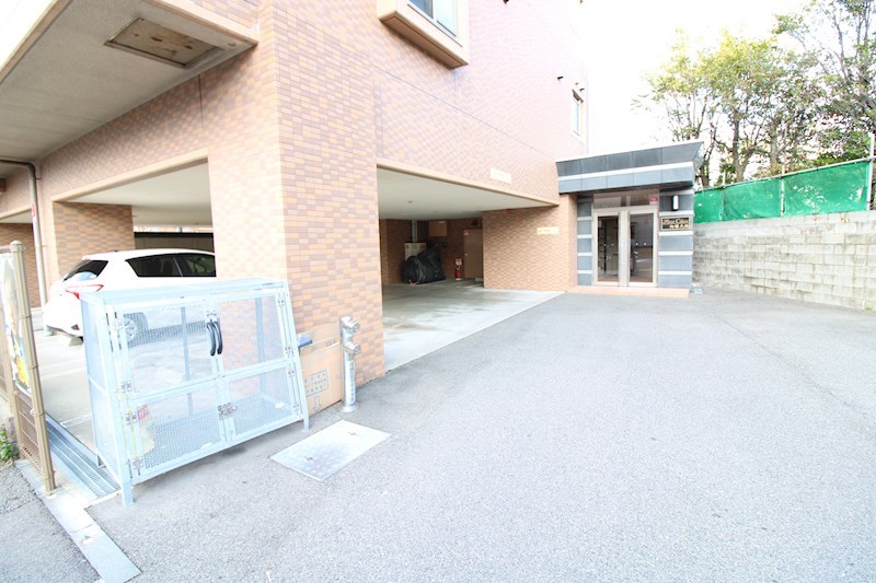 その他共有部分　敷地内駐車場とゴミ捨て場