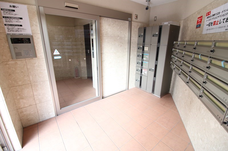 エントランス　オートロック、24時間荷物の受け取り可能な宅配ボックスです