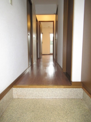 その他　玄関から廊下
