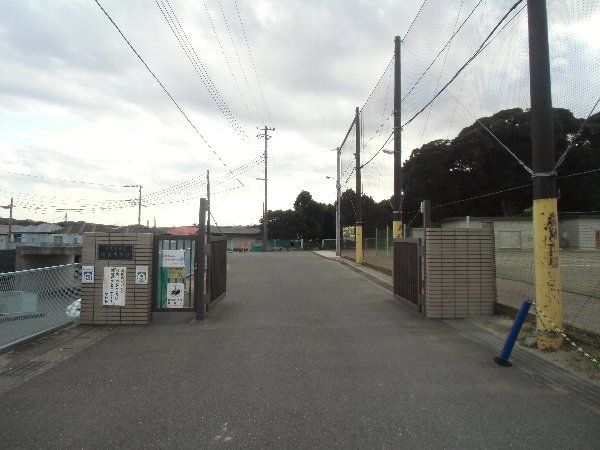 中学校　横須賀市立浦賀中学校（中学校）まで604m