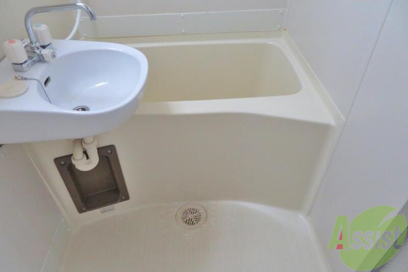 バス・シャワールーム　バス・トイレ別こじんまりしてますが、一人暮らしにはＯＫです。