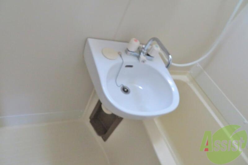 洗面設備　洗面はバスタブのすぐ脇に付いてます。