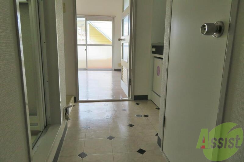 玄関　玄関入って突き当りがお部屋。キッチンの床は模様付きです。