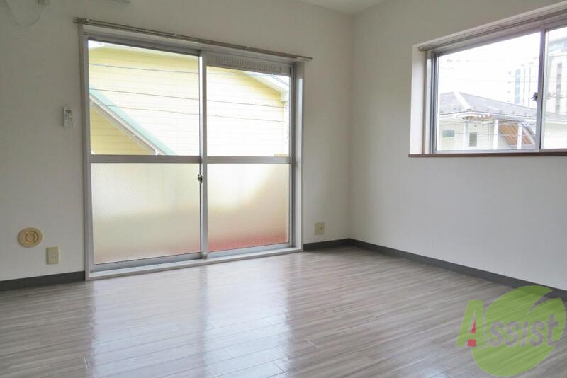 居室・リビング　お部屋の広さは８帖、２面採光なので日の光が入って明るいです。