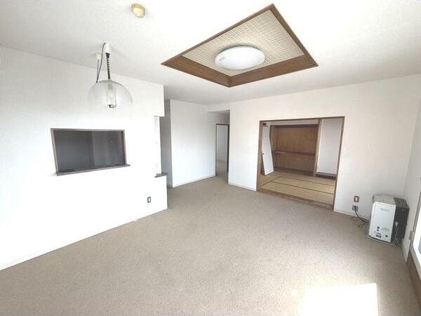 居室・リビング　明るいリビングで気持ちも明るくなりますね♪